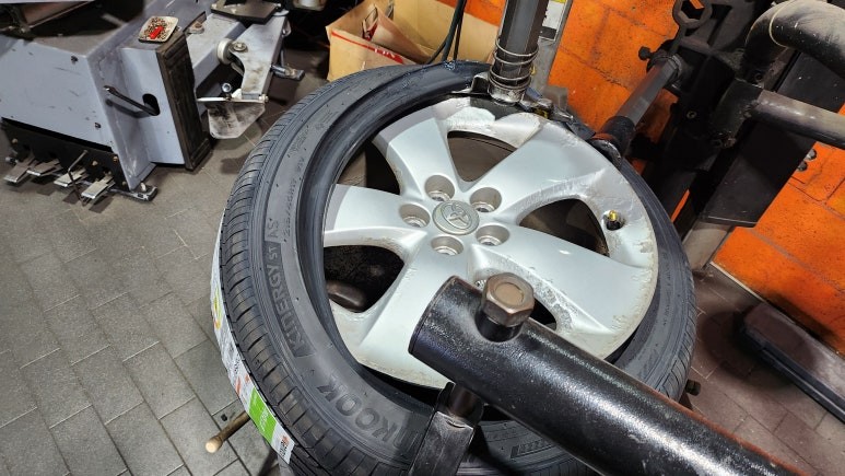 가산동 토요타 프리우스 (215/45R17)-다양한 노면에서 안정적인 핸들링을 자랑하고 젖은노면 제동성능, 편안한 승차감까지 뛰어난 한국타이어 키너지 컴포트 ST AS ! / 서울 구로, 양천, 동작, 관악, 영등포, 부천, 안양