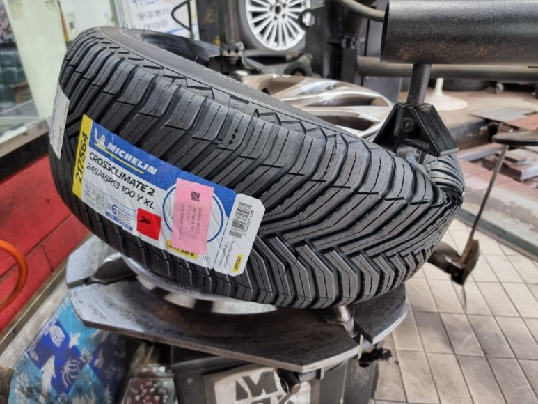 오류동 벤츠 E클래스 E300 (245/45R18)-경제적인 연비효율과 고속주행안정성까지 뛰어난 고성능사계절타이어, 미쉐린 크로스클라이밋2 / 서울 구로, 양천, 동작, 관악, 영등포, 부천, 안양