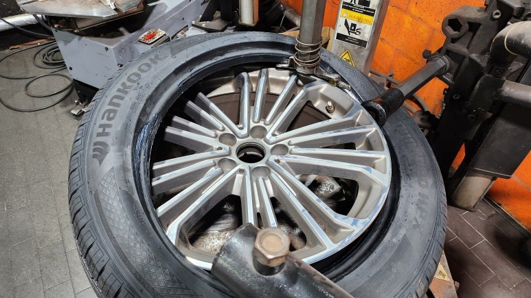 가리봉동 BMW X3 (245/50R19)-뛰어난 조항능력과 정숙성을 자랑하는 럭셔리투어링급 사계절용타이어, 한국타이어 다이나프로 컴포트HPX / 서울 구로, 양천, 동작, 관악, 영등포, 부천, 안양