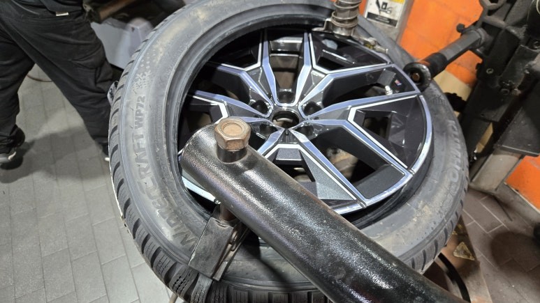 천왕동 BMW I5 (245/45R19)-전기차 고유의 특징과 성능을 유지해주면서 겨울철 안전까지 보장해주는 금호 윈터크래프트 WP72! (with 윈터타이어 가격표) / 서울 구로, 양천, 동작, 관악, 영등포, 부천, 안양