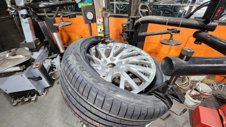 하안동 아우디A8 L(55 TFSI)-고속주행안정성, 뛰어난 핸들링과 접지력까지 모두 만족시켜주는 피렐리 피제로PZ4 (A0) NCS 265/40R20 / 서울 구로, 양천, 동작, 관악, 영등포, 부천, 안양