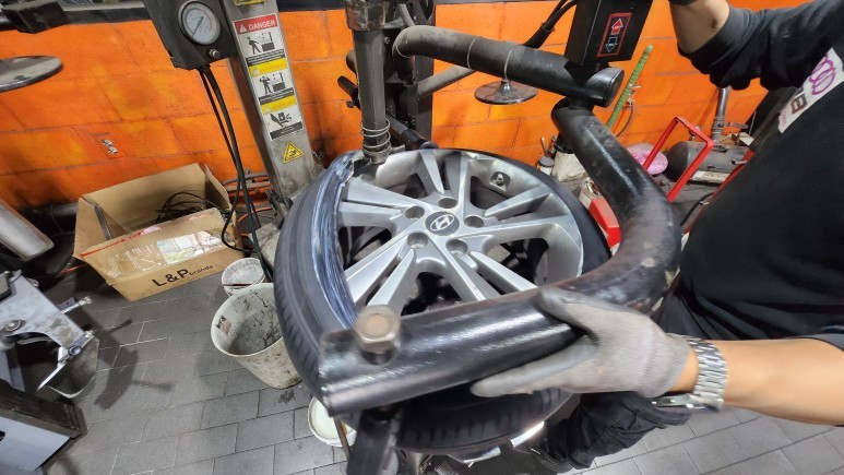 대림동 현대 아반떼 225/45ZR17-고속주행 안전성,정숙성, 승차감까지 극대화한 추천 국산 사계절용타이어-한국타이어 벤투스 프리미엄 컴포트 S2 AS / 서울 구로, 양천, 동작, 관악, 영등포, 부천, 안양