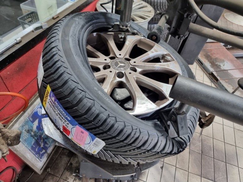 오류동 벤츠 E클래스 E300 (245/45R18)-경제적인 연비효율과 고속주행안정성까지 뛰어난 고성능사계절타이어, 미쉐린 크로스클라이밋2 / 서울 구로, 양천, 동작, 관악, 영등포, 부천, 안양