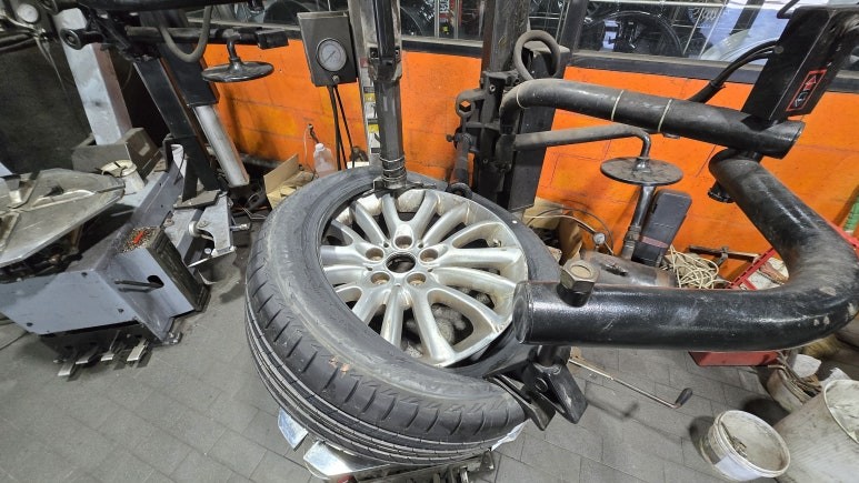 광명동 미니 클럽맨 쿠퍼D (225/45R17)-쾌적하고 안정적인 승차감, 젖은노면 안전성, 탄탄한 내구성까지 겸비한 고성능 런플랫 투어링타이어 브리지스톤 투란자 T005 RFT