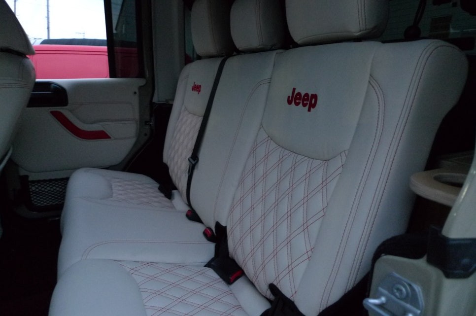 #JEEP 랭글러 JK #나파가죽 바닐라 화이트 인테리어 (가죽시트, 도어트림 트리밍, 대시보드 트리밍, 핸들, 크락션, 체인지레버 핸드메이드 인테리어)