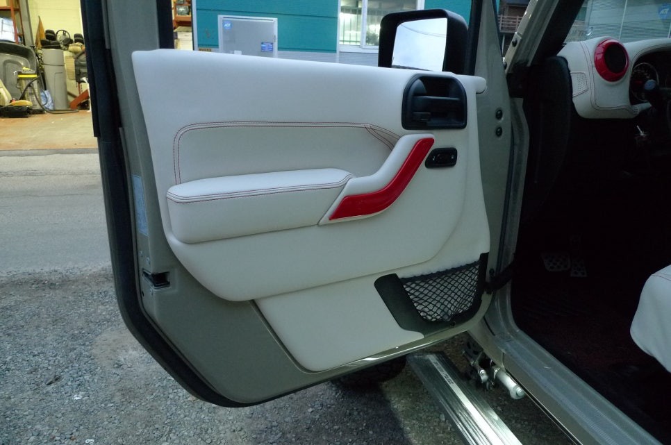 경기남부 / #JEEP 랭글러 JK #나파가죽 바닐라 화이트 인테리어 (가죽시트, 도어트림 트리밍, 대시보드 트리밍, 핸들, 크락션, 체인지레버 핸드메이드 인테리어) / 하남.광주