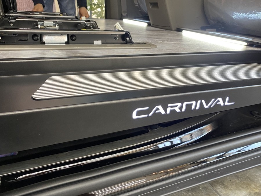 김해 신차 패키지 | 2025 카니발 오로라 블랙펄 랜드마스타 SD 루프박스 & 대리석 바닥 프리미엄 시공 / 경남 김해