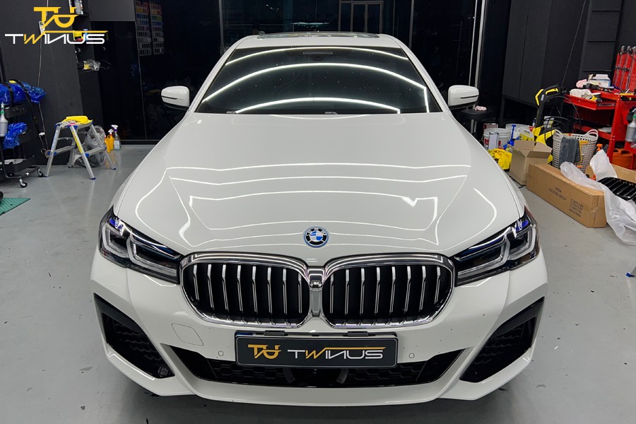 BMW5시리즈 크롬죽이기 랩핑 그리고 블랙유광 그릴 및 뿔 사이드미러 교환