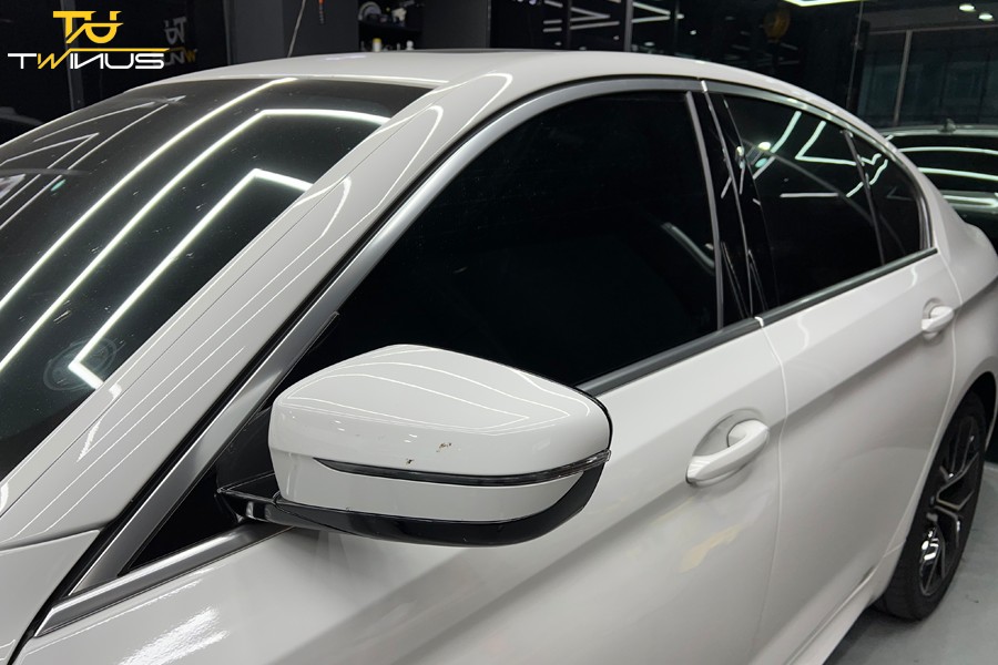 BMW5시리즈 크롬죽이기 랩핑 그리고 블랙유광 그릴 및 뿔 사이드미러 교환