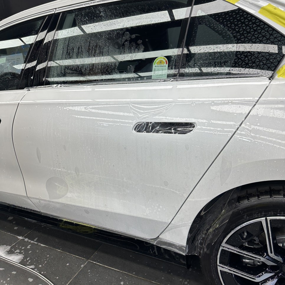 경기북부 / 고민은 시공만 늦출 뿐! BMW 7시리즈 전체 PPF 신차급 관리와 화이트 블랙 투톤랩핑 듀오톤 - 일산 신차패키지 모터빌리지 / 고양시 구산동 / 고양.일산.김포