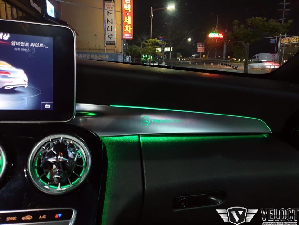 벤츠 C클래스 카브리올레, 대시보드(Benz로고)와 미드레인지 엠비언트 추가로 실내무드 끝판왕!!