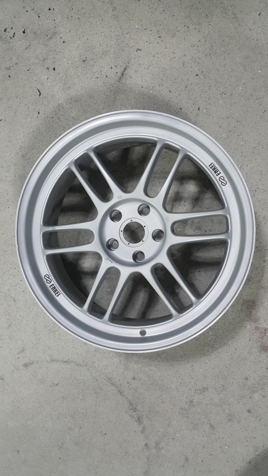 벤츠 AMG A45 ENKEI 19인치 하이퍼실버 도색작업 입니다