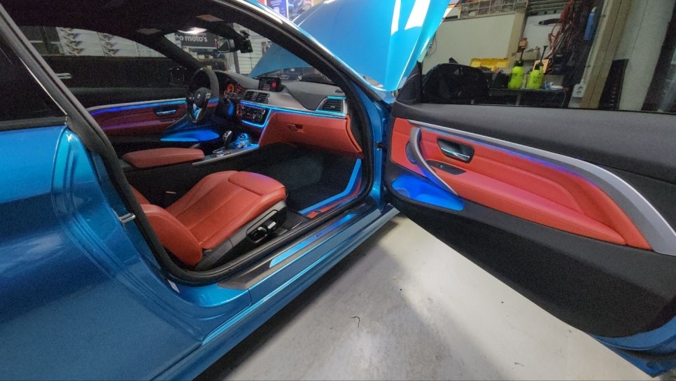 BMW 4시리즈 코더스엠비언트 작업으로 내차실내가 고급스러워보입니다.