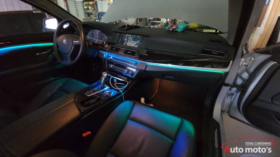 BMW F10 528i 코더스엠비언트 시공작업했습니다 B필러 시공까지 내차에 실내무드등 너무 예쁘네요 !! / 서울 중랑구