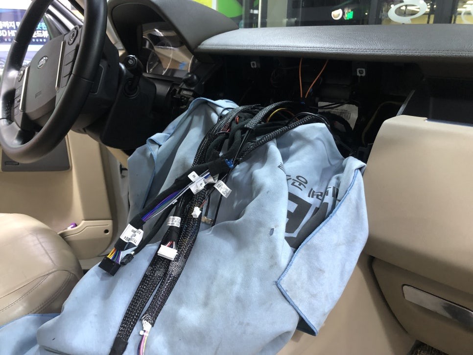 안드로이드 네비로 다시 살아나는 랜드로버 디스커버리 4