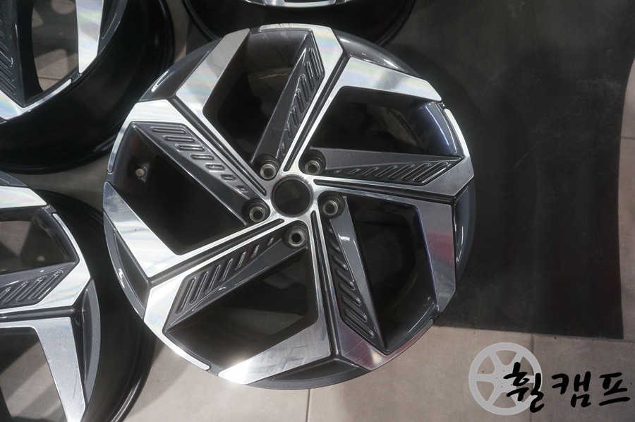 [부산 휠복원][부산 캘리퍼도색][부산 휠수리] 투싼 순정휠, 하이그로시 블랙 휠도색작업! / 부산 해운대 송정동