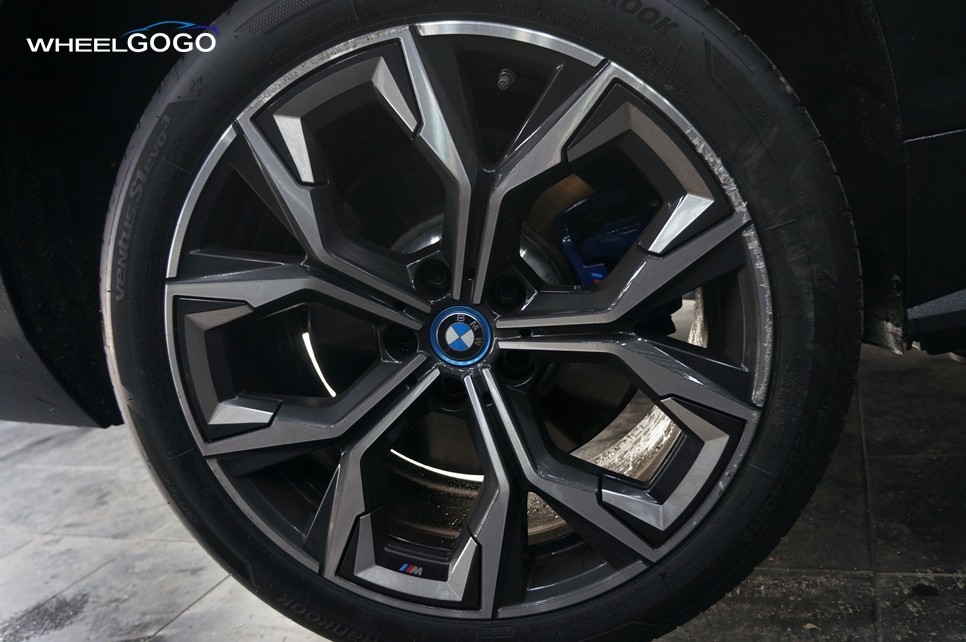 BMW i4 검정유광 휠도색