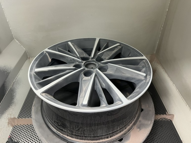 [현대 더뉴그랜저ig 순정 18인치 컷팅휠 휠복원 경기광주 휠복원 휠도색 휠교환 타이어 휠사무소] 용인 분당 성남 하남 수원 / 광주. 성남, 용인, 수원