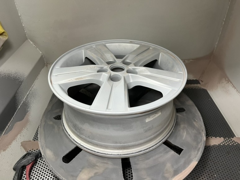 [쉐보레 트랙스 순정 16인치 휠 메탈릭실버 휠복원 경기광주 휠복원 휠도색 휠교환 타이어 휠사무소] 분당 용인 하남 수원 성남 / 광주. 성남, 용인, 수원
