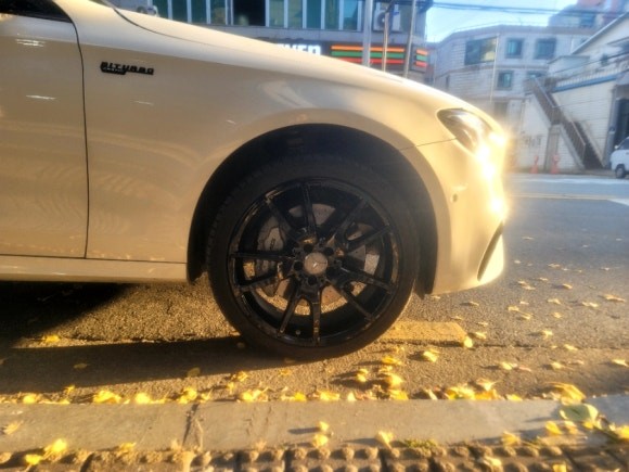 수원휠도색 벤츠 E43 AMG 순정 20인치 화이트바디 블랙유광 후기아님 작업 엄지척 / 수원 탑동