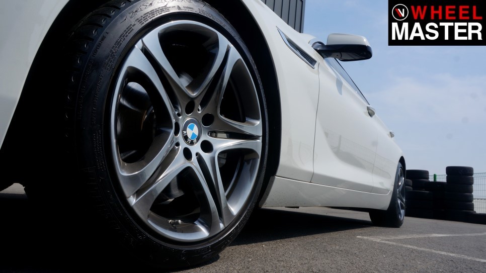 자동차 휠기스가 생긴  휠을 고스트크롬 컬러로 복원된 휠로 교체한 BMW 640d / 일산 휠복원 / 파주,일산