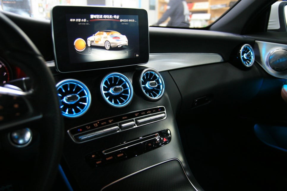 벤츠 C클래스 카브리올레 ,  순정 3색 엠비언트 광량업 및 64색 변경 + 송풍구 엠비언트 추가 [ 울산 아인스아우토 ]