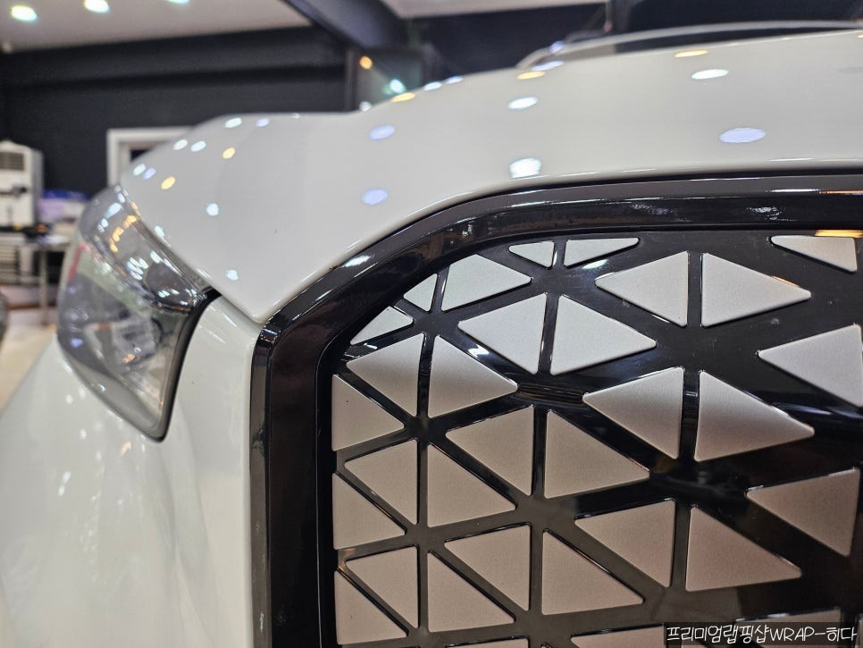 동탄랩핑 BMW IX1 그릴랩핑, 크롬딜리트, 신형 그릴 변경, 부분랩핑, 블랙유광시공