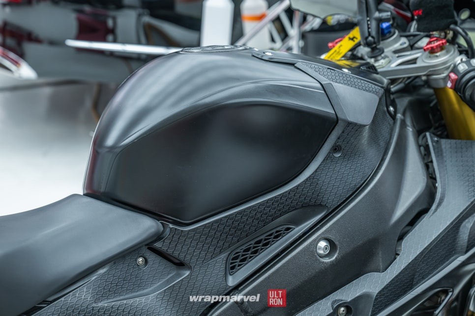 BMW S1000rr 바이크 랩핑 광주 랩마블에서 올블랙으로