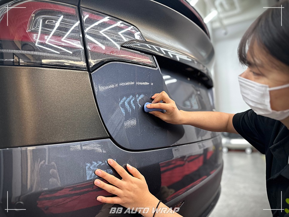 테슬라 모델 X 사고 수리 후 비비 오토 랩에서 3M 사틴 골드 더스트 블랙으로 보험랩핑 재시공하기 / 부산 강서구