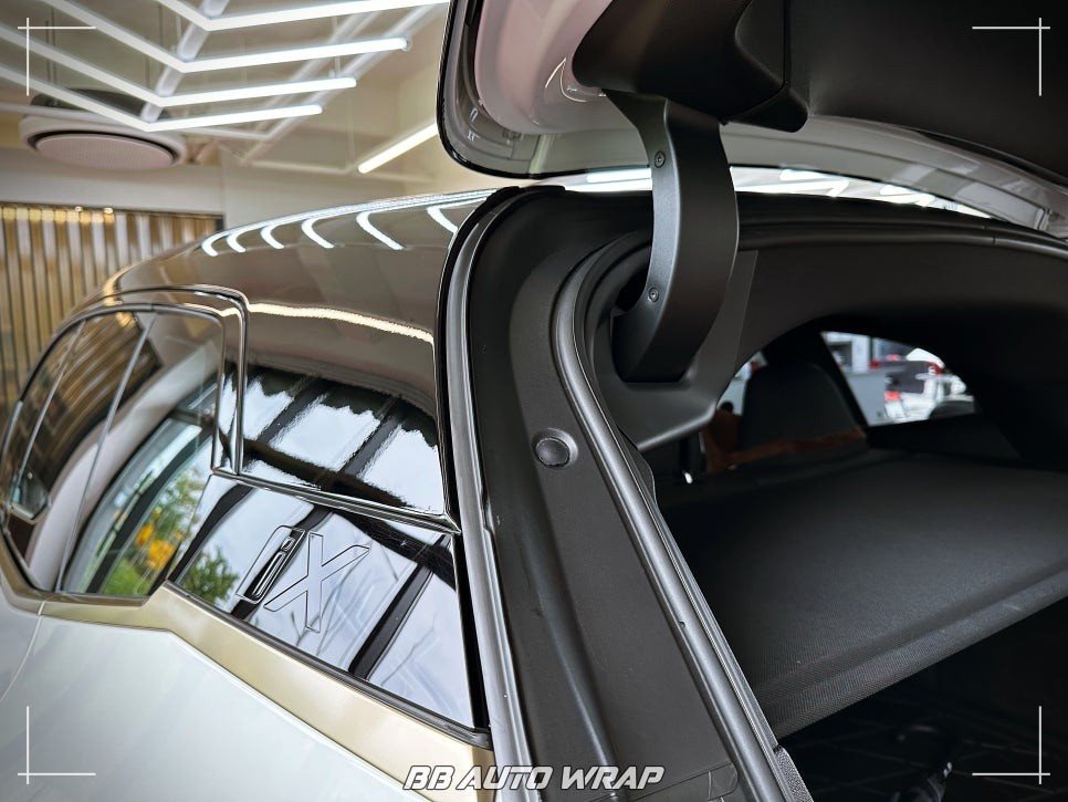 [공지] BMW 전기차 iX 상단 블랙 PPF와 실내 랩핑으로 최첨단 모습으로 만들기!