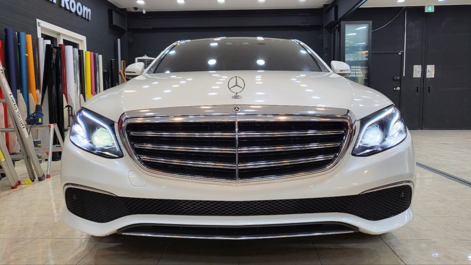벤츠 E220d 진주펄 화이트 전체랩핑으로 고급지게 변신!