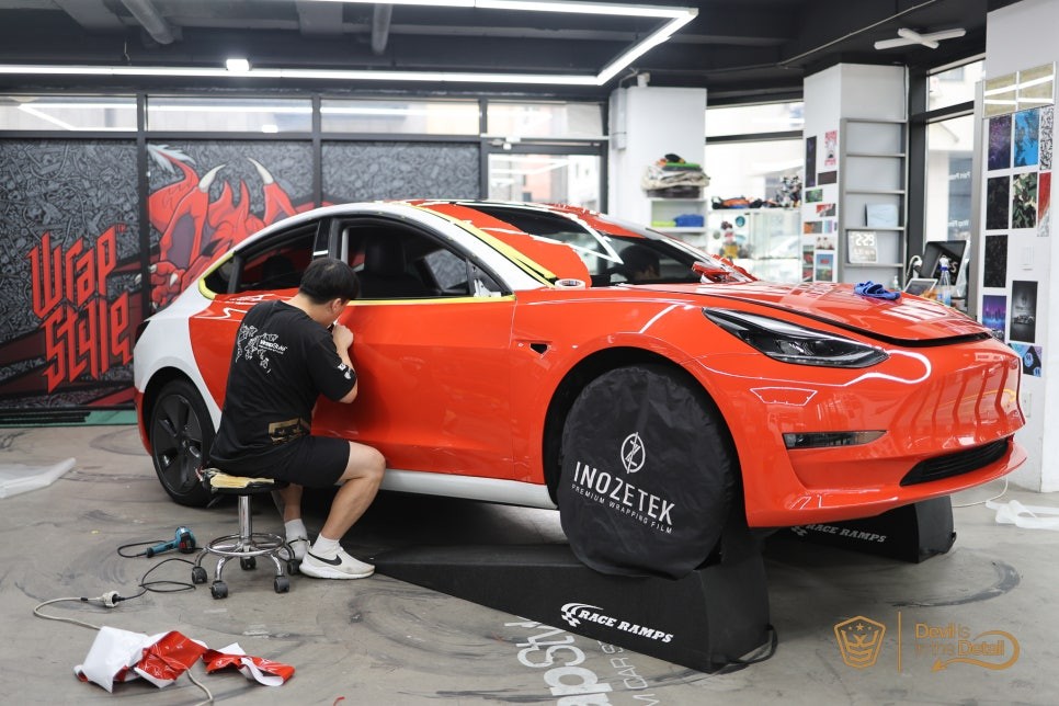 테슬라 모델 3 라바 오렌지 랩핑 시공기