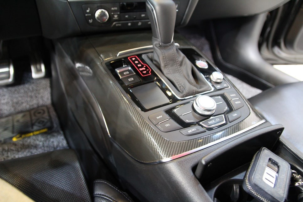 아우디 RS7 A7 실내 랩핑 재시공으로 깔끔하게!