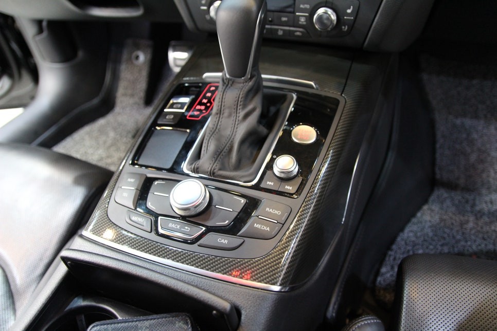 아우디 RS7 A7 실내 랩핑 재시공으로 깔끔하게!