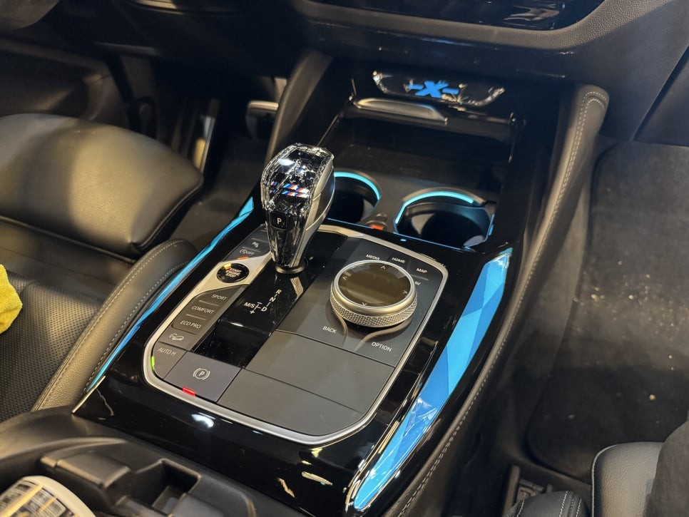 부산BMW 센터콘솔엠비언트 컵홀더엠비언트로 G02 X4를 고급스럽게 / 부산 동래, 양산