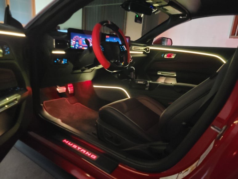 머스탱 신형 SB 무빙엠비언트+풋등+기어콘솔+도어수납함-화이트라인 / 대전 서구 도마동