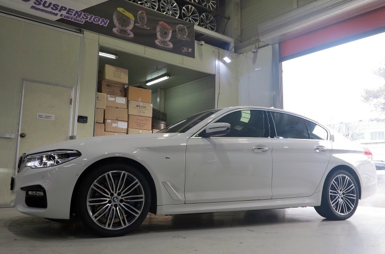 [BMW 휠튜닝] BMW G30 520D,530I 휠교체 작업. BMW 664M 정품19인치휠 + 금호 마제스티 솔루스 타이어 장착. 순정휠 중고휠 전문점 (주)티티모터스 / 인천 서구 석남동