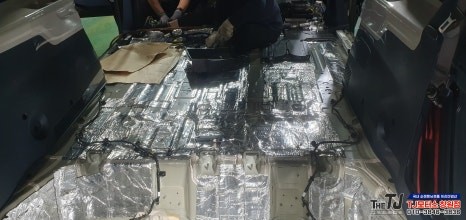 더뉴카니발KA4 블랙 대리석바닥 바닥방음 블랙도어스커프 작업 / 창원시 마산회원구 봉암동