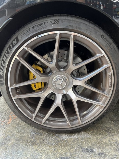 벤츠 AMG GT43 실내 커스텀 핸들 시트 가죽 염색 샌드 아이보리 시공 / 서울 성동구