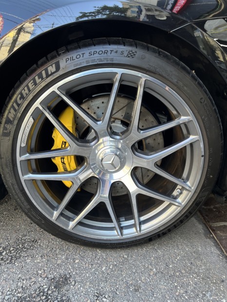 벤츠 AMG GT43 실내 커스텀 핸들 시트 가죽 염색 샌드 아이보리 시공 / 서울 성동구