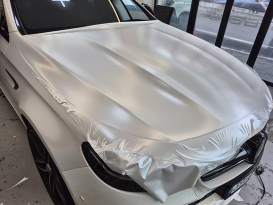 벤츠 E63 AMG의 멋이란 바로 이거지! :) 사틴 메탈릭 화이트 전체랩핑 / 화성 동탄치동천로