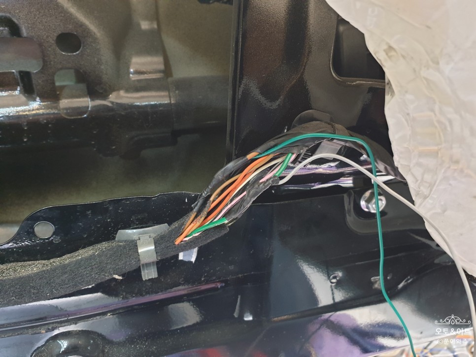 [천안/아산/평택]현대자동차 벨로스터에 매직카 멀티 락폴딩장착으로 문을 잠그면 사이드미러가 자동으로 접히는 편리함을 더하다. / 천안,청주,세종,대전