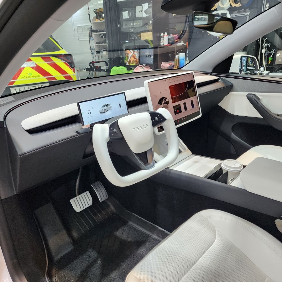 테슬라 주니퍼 화이트 요크핸들 + 혼커버 + 미니계기판 시공 / 천안시 서북구